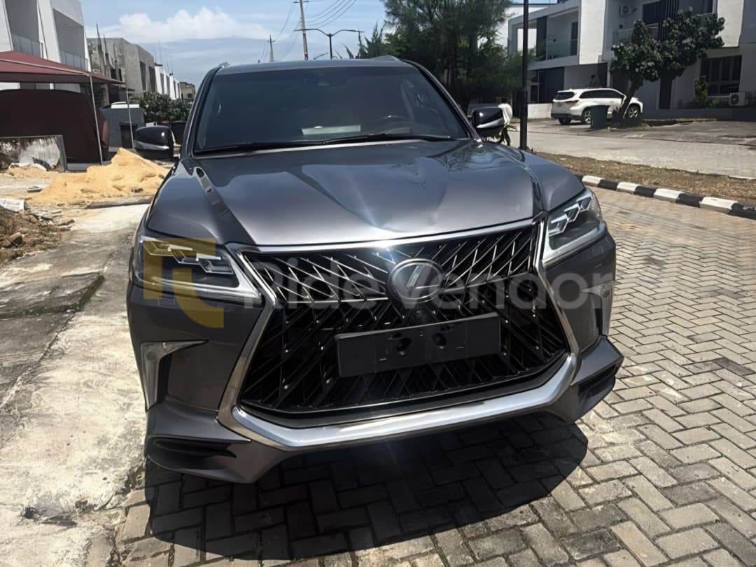 2022 Lexus LX570 — photo 6