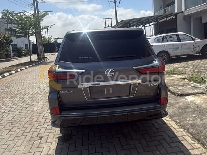 2022 Lexus LX570 — photo 2