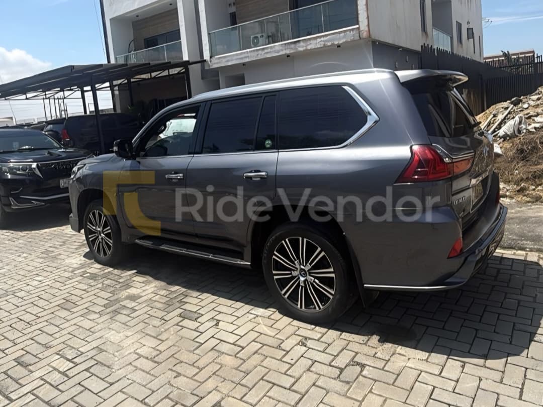 2022 Lexus LX570 — photo 3