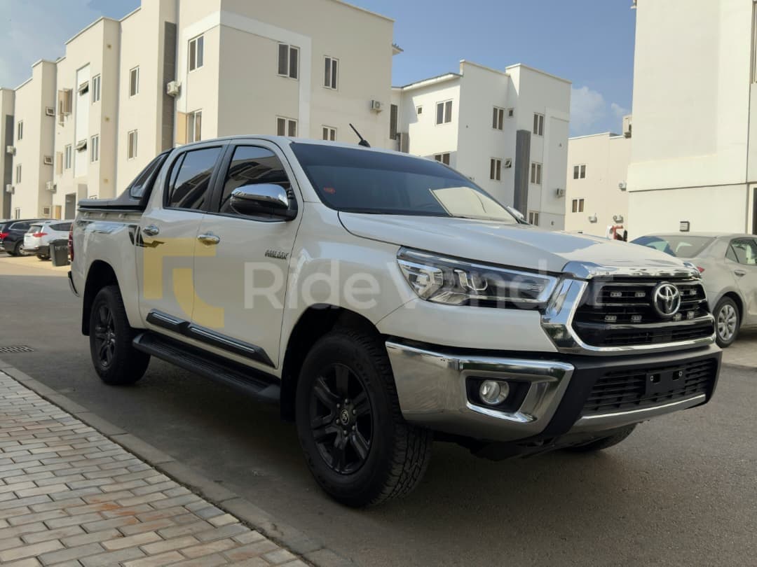 2025 Toyota Hilux SR5 — photo 4