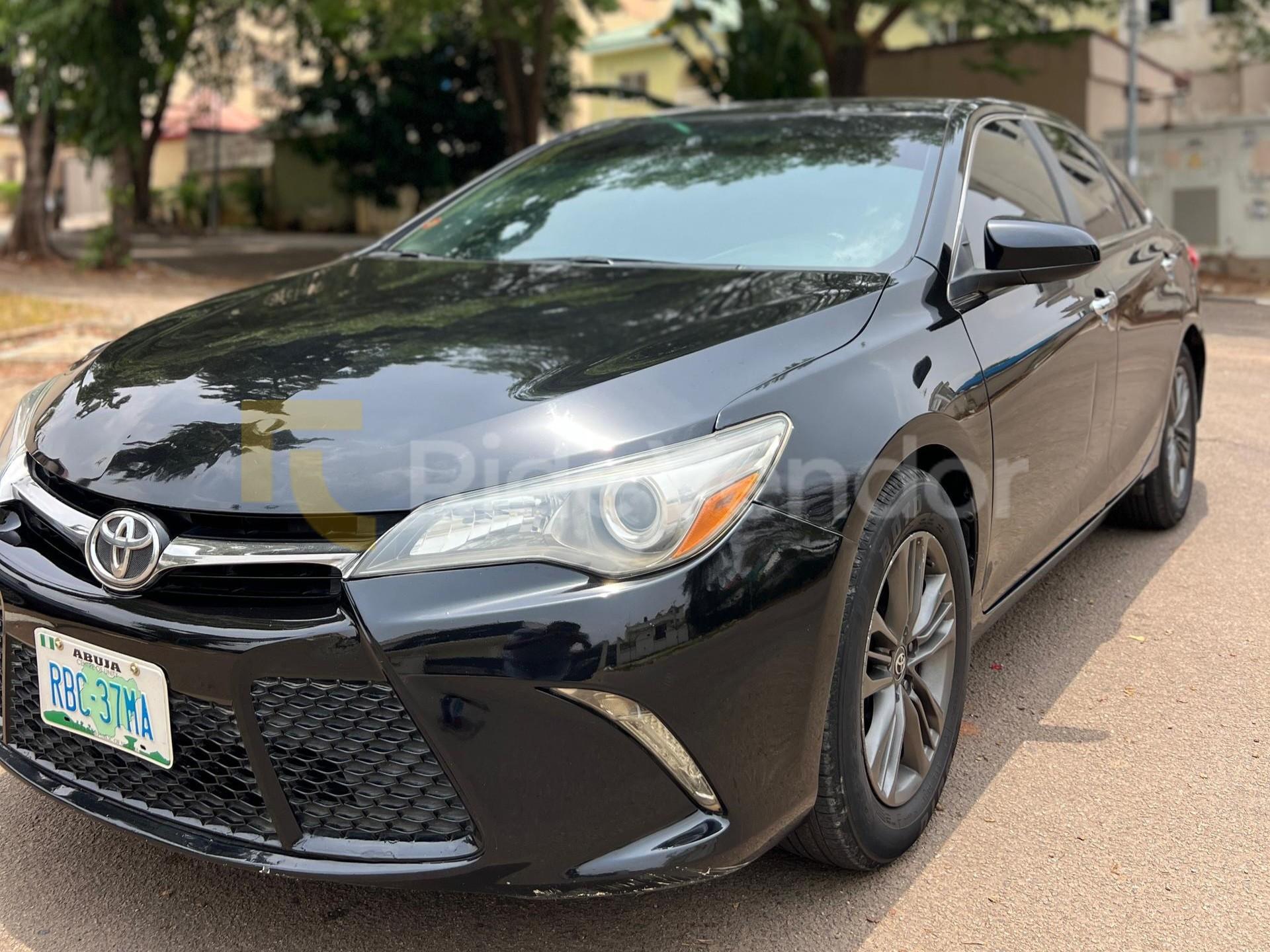 2016 Toyota Camry SE — photo 4